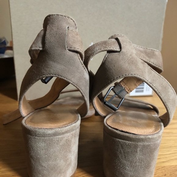 Madewell Mid-Heel Sandals in Suede - Picture 6 of 6